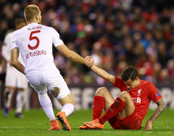 The Augsburg man lends a hand to Philippe Coutinho (photo: Getty)