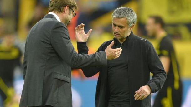 Klopp y Mourinho, entrenadores de ambos equipos, se saluda (2012). | FOTO: AFP