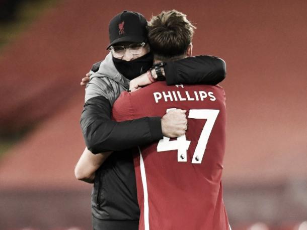 Jürgen Klopp abrazó al debutante tras su gran partido | Foto: Liverpool