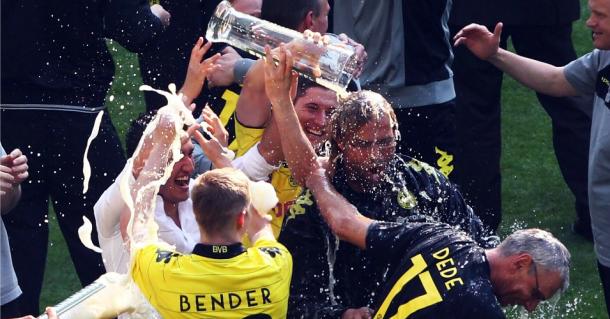 Klopp celebrates the 2010-11 title success with his players. (Picture: www.teamtalk.com)