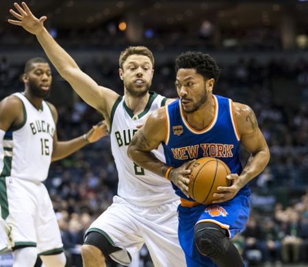 New York Knicks guard Derrick Rose (25) drives past Milwaukee bucks guard Matthew Dellavedova (8). Photo By: Jeff Hanisch-USA TODAY Sports  