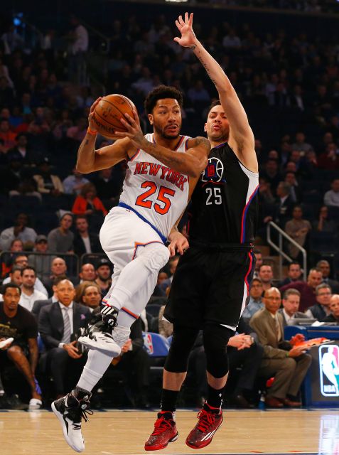 New York Knicks Guard Derrick Rose (25) drives to the rim against Los Angeles Clippers Austin Rivers (25). Photo Credit: Jim McIsaac/Newsday.