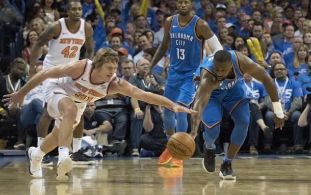 New York Knicks SG Ron Baker (31) and Oklahoma City Thunder PG Raymond Felton (2) go after the ball.  Photo: Getty Images/J Pat Carter