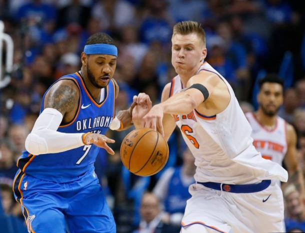 Oklahoma City Thunder forward Carmelo Anthony (7) and New York Knicks forward Kristaps Porzingis (6) go after the ball. Photo:AP/Sue Ogrocki 