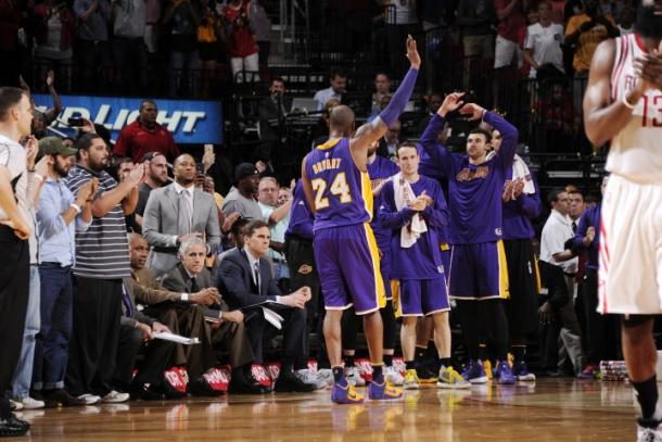 Kobe Bryant saludando justo antes de sentarse definitivamente en el partido. Foto: Los Angeles Lakers