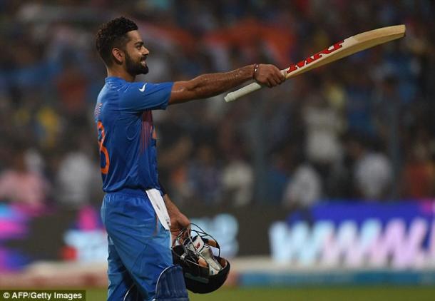 Kohli raises his bat after bringing up 50 (photo: Getty Images)