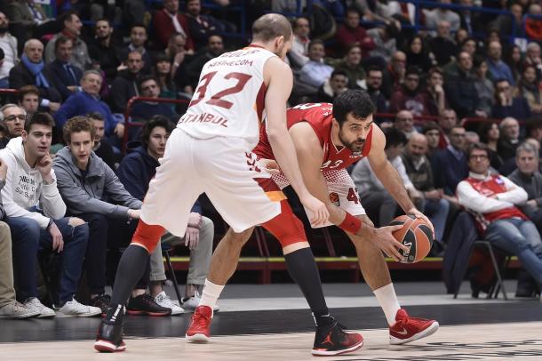 Simon in azione contro Guler. | Fonte immagine: Twitter @OlimpiaEA7Mi