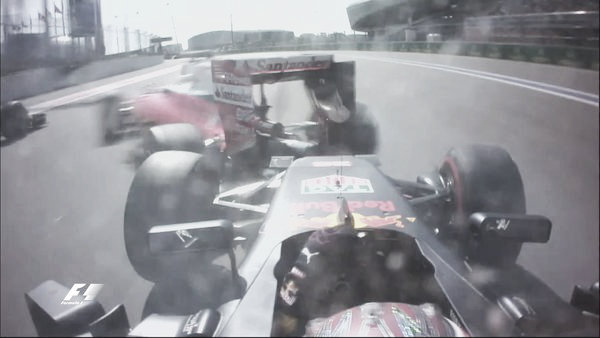 Toque, desde la cámara subjetiva, entre Kvyat y Vettel | Twitter oficial de la F1
