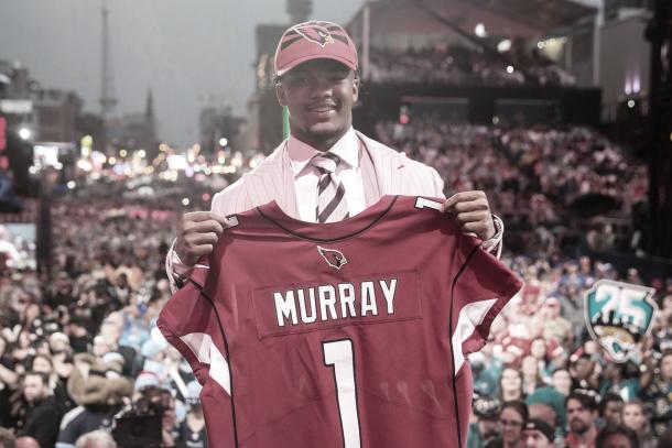 Kyler Murray elegido en el primer global de todo el draft por los Cardinals (foto NFL.com)