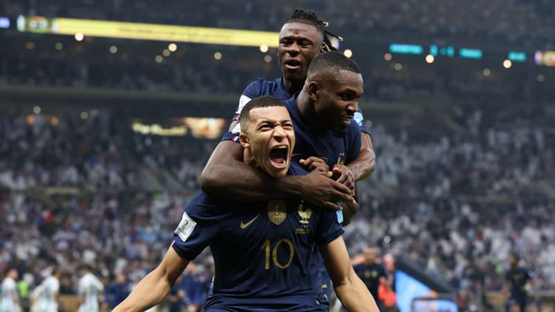Mbappé celebra el empate a 2 / Getty