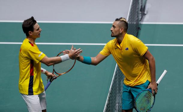 Nick Kyrgios (der), carta fija de Australia para dar el asalto en Copa Davis. En la edición del 2019, derrotó a Alejandro González de Colombia. Imagen: Susana Vera/Reuters
