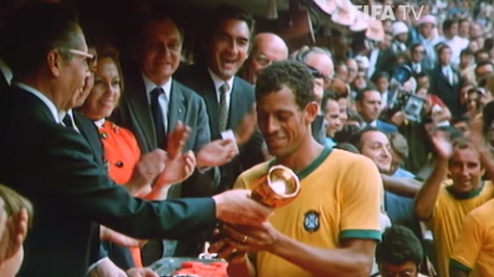 La Copa Jules Rimet, entregada al capitán de Brasil, Carlos Alberto Torres por el presidente Gustavo Díaz Ordaz | Foto: FIFA TV