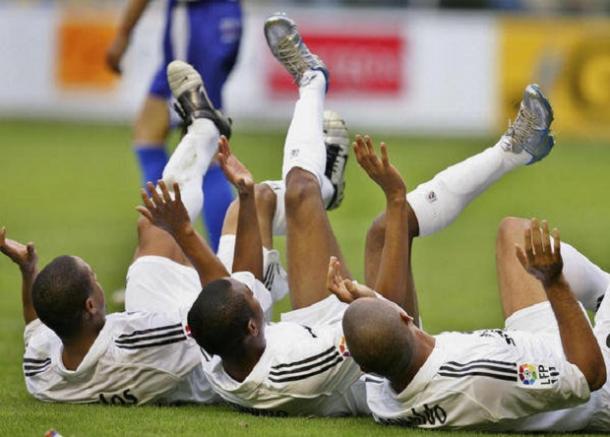Los jugadores del Real Madrid Ronaldo, Robinho y Roberto Carlos realizando la polémica celebración. I Foto: Pasión Fútbol