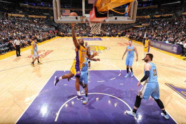 Black vola a canestro tra le maglie dei Nuggets - Foto NBA Lakers