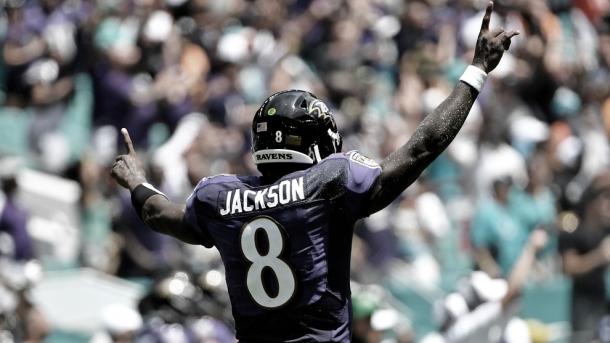 Lamar Jackson empezó la campaña con sus mejores números historicos. Foto: Ravens