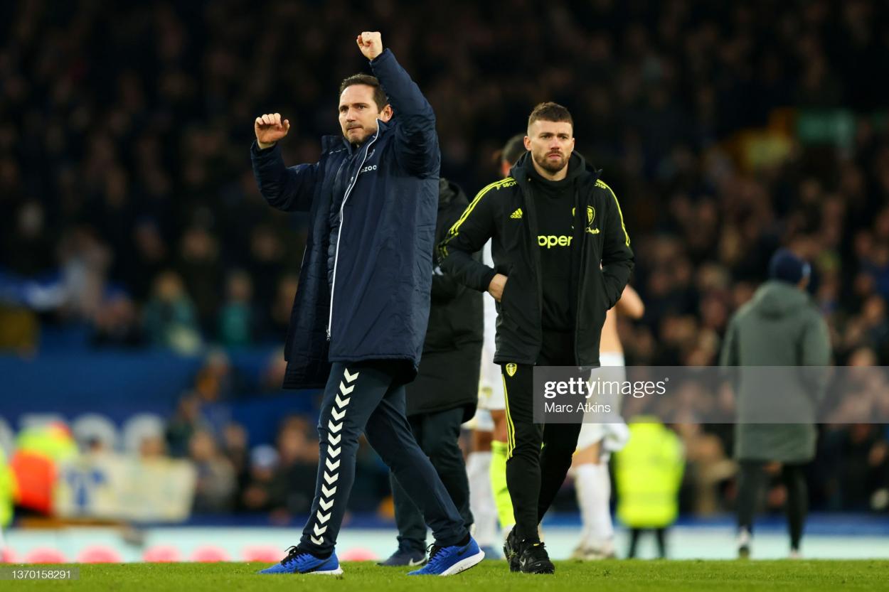 <strong><a  data-cke-saved-href='https://vavel.com/en/football/2021/01/30/premier-league/1057223-chelsea-vs-burnley-preview-can-the-clarets-deny-thomas-tuchel-a-first-blues-win.html' href='https://vavel.com/en/football/2021/01/30/premier-league/1057223-chelsea-vs-burnley-preview-can-the-clarets-deny-thomas-tuchel-a-first-blues-win.html'>Frank Lampard</a></strong> salutes the Everton fans after his team's victory at Goodison Park: Marc Atkins/GettyImages