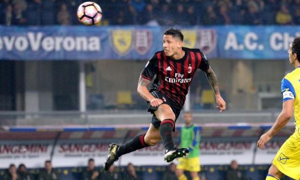 La torsione aerea di Gianluca Lapadula, nella gara d'andata - Foto MilanLive