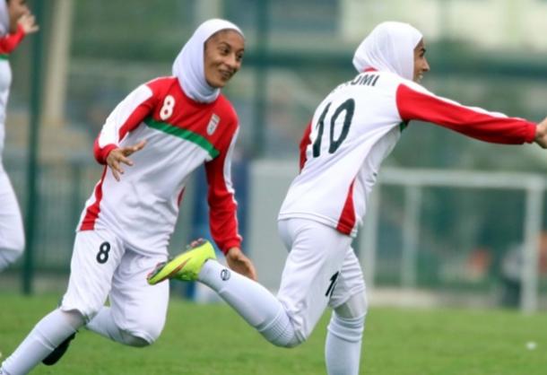 Jogadoras iranianas comemoram vitória importante (Foto: Divulgação/Vietnam Football Federation)