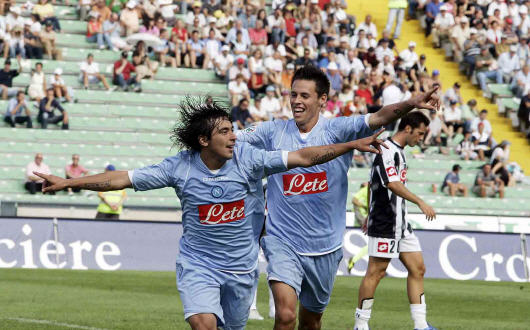 Lavezzi ed Hamsik festeggiano il successo del Napoli a Udine per 5-0. 