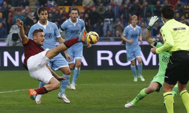 Totti anota un gol en el Lazio 2-2 Roma. Foto: Getty