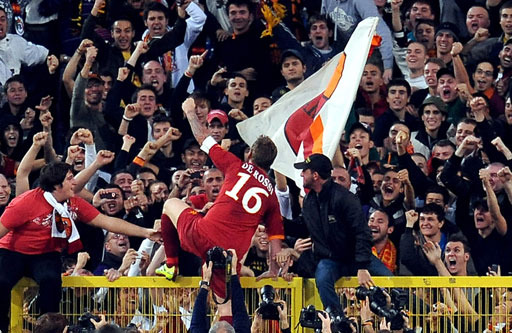 De Rossi celebrates with the curva | Photo: asrtalenti.altervista.org