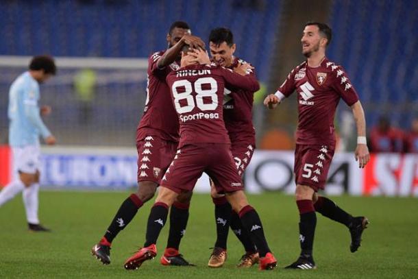 I calciatori del Torino esultano dopo il gol di Rincon contro la Lazio all'Olimpico. | torinofc.it
