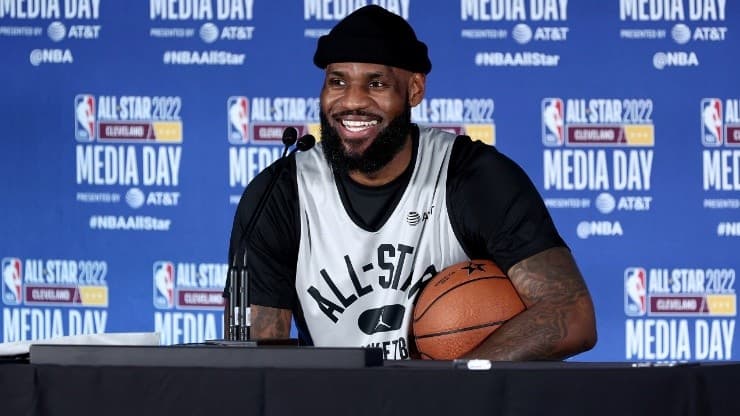 'King James' sonriente en el All-Star Media Day | Fuente: Getty Images
