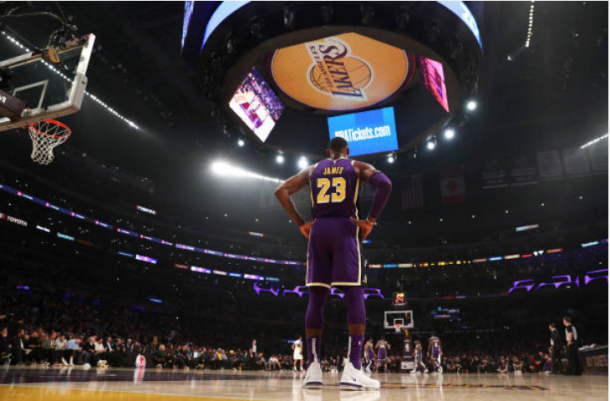 LeBron James en un Staples Center repleto | Foto: Getty Images