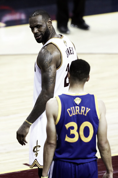 James reminding Curry who's still king. Photo: Getty Images/Ezra Shaw 