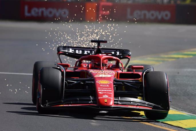 Chispas saliendo de la parte trasera del Ferrari de Leclerc / Fuente: Última Hora