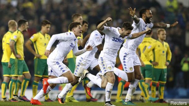 Los jugadores del Leeds celebran el pase en penaltis. Foto: Reuters