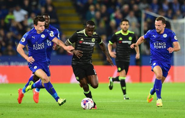 Moses, titular con el Chelsea, entre la defensa de los Foxes | Imagen: Chelsea FC