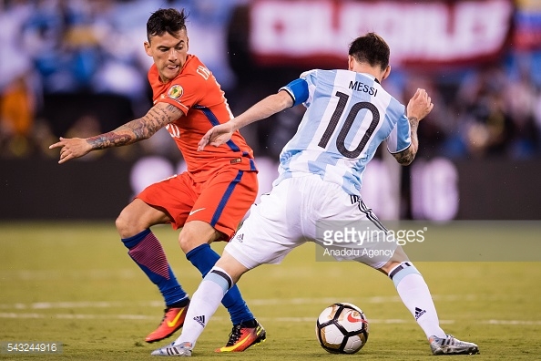 Messi regatea a Aranguiz. Foto: Getty Images