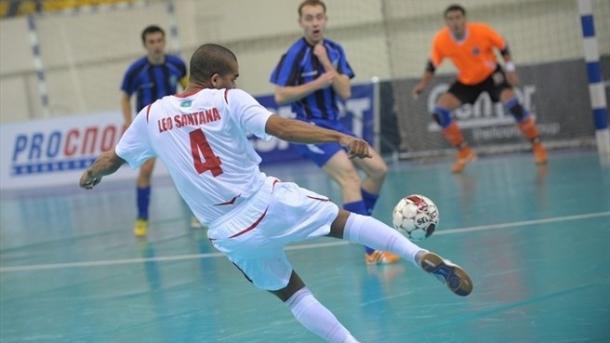 Léo Santana disparando a puerta durante un encuentro de la temporada pasada | Foto: UEFA.com