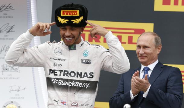 Lewis Hamilton celebra la victoria en el Gran Premio de Rusia de 2015 | Fuente: Reuters