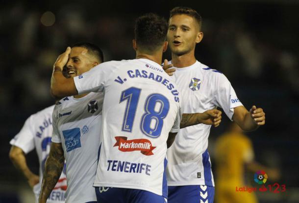Víctor celebra el gol con Vitolo y Jorge. | ​Fuente: www.laliga.es​