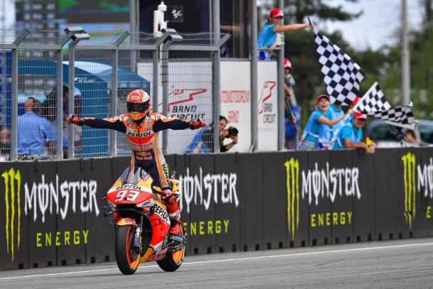 Marc Márquez, celebrando mientras llegaba a la meta. Imagen: MotoGP