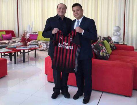 Berlusconi e Yonghong Li, milanlive.it