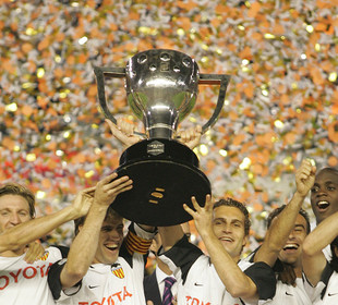 Albelda y Baraja levantan la Liga de 2004 | Fuente: valenciacf.com
