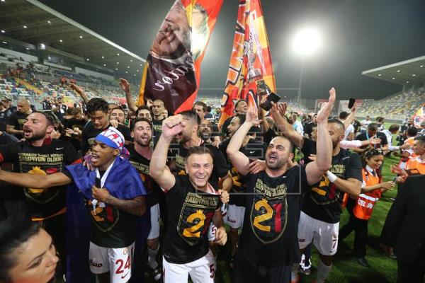 El Galatasaray celebrando la Superliga de Turquía 2017/18. | Foto: EFE