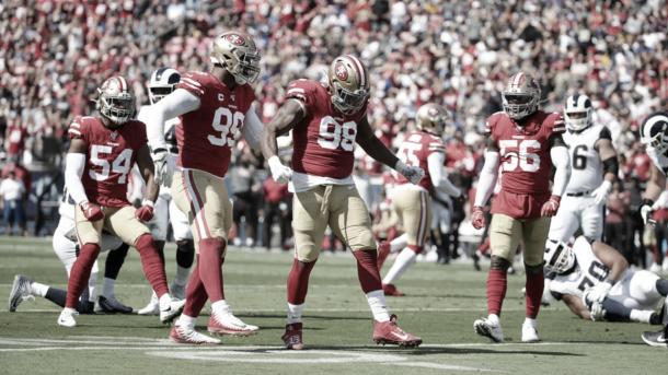 La linea defensiva de los 49ers dominó todo el encuentro a la linea ofensiva de los Rams (foto 49ers.com)