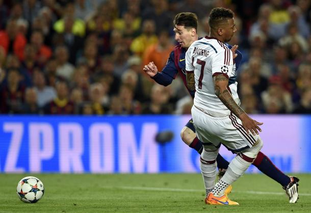 Messi regateando a Boateng. | goal.com