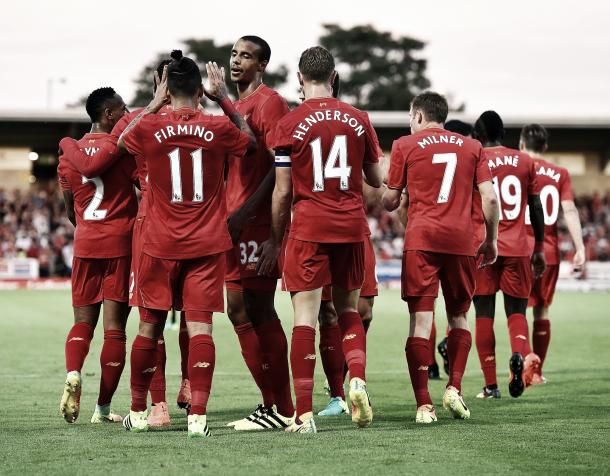 Los jugadores de Liverpool festejan uno de los 5 goles ante Burton. Foto: Liverpool. 