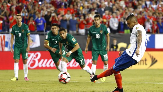 Arturo Vidal realizza il rigore che di fatto tiene il Cile nella competizione. | Google.