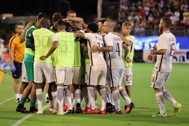 L'esultanza del gruppo giallorosso dopo la rete di Strootman contro il Cagliari. | Google.