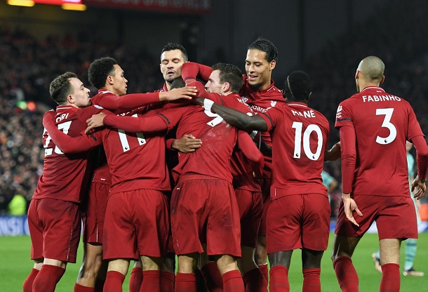 Los jugadores del Liverpool se abrazan tras un gol | Fotografía: Liverpool