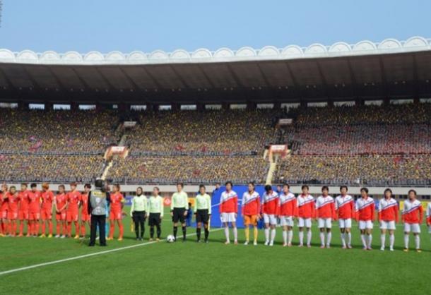 Estádio lotado em Pyongyang (Foto: Divulgação/DPR Korea Football Association)