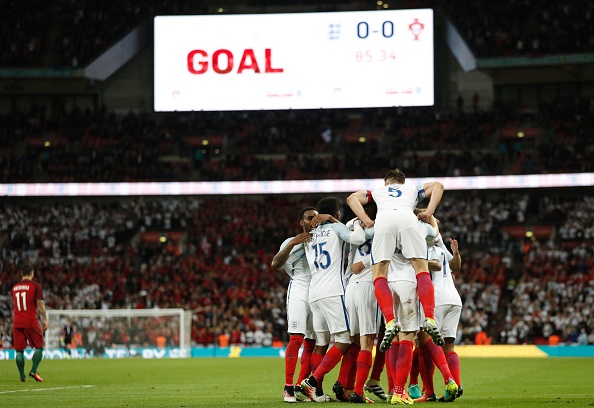 Ingleses celebram gol de Smalling | Foto: ADRIAN DENNIS/AFP/Getty Images