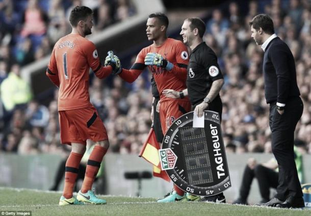 Lloris hobbles off against Everton on the opening day (photo: Getty Images)