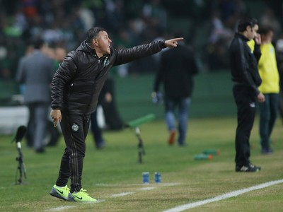 Pachequinho busca levar o Coritiba à vitória no Independência (Foto: Giuliano Gomes/PR PRESS)
